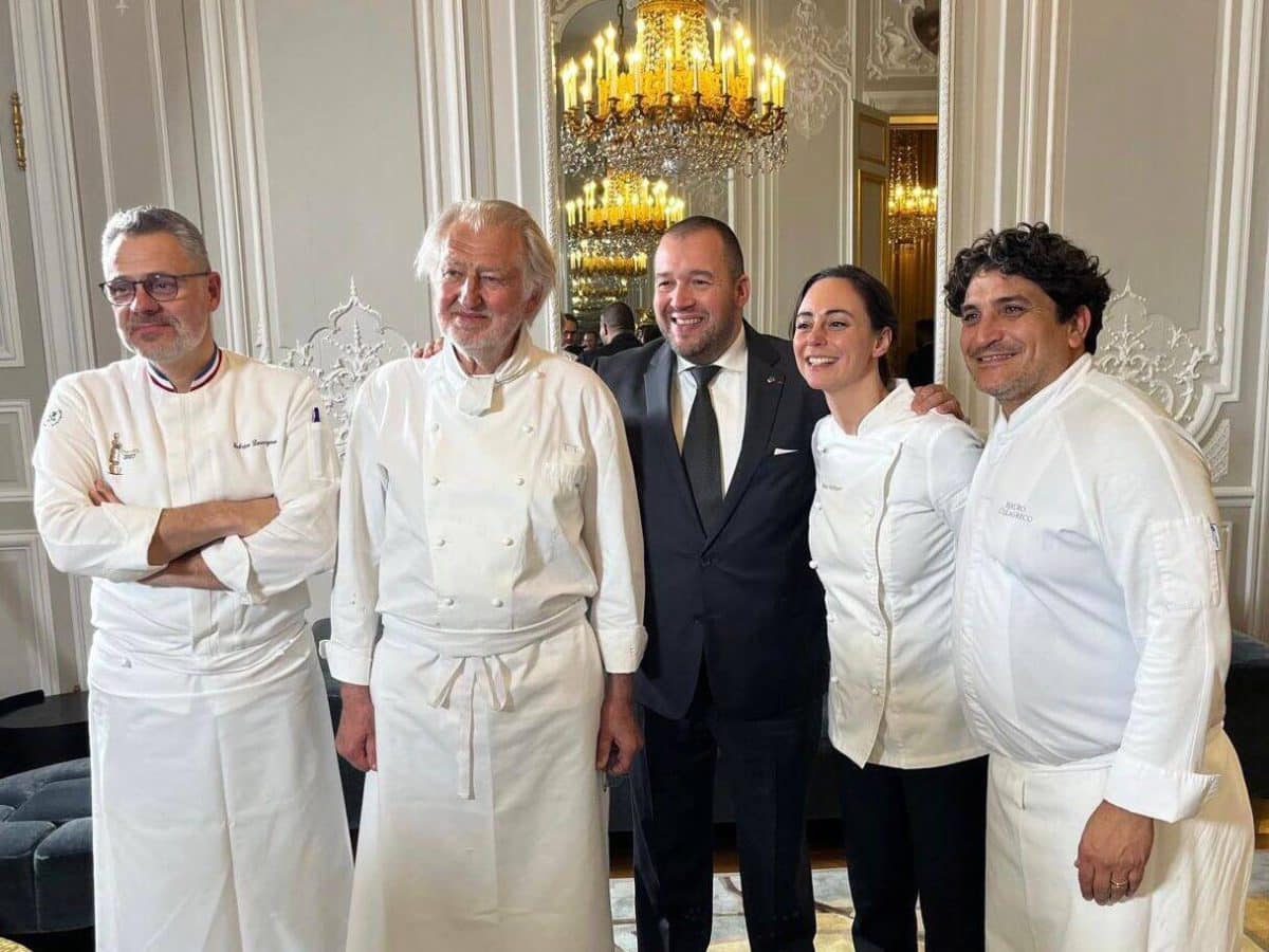 découvrez le prestigieux dîner d'état à l'élysée, un événement où les chefs d'état et les dignitaires se réunissent pour célébrer des relations diplomatiques solides et échanger des idées. plongez dans l'élégance et le savoir-faire culinaire français lors de cette soirée mémorable.