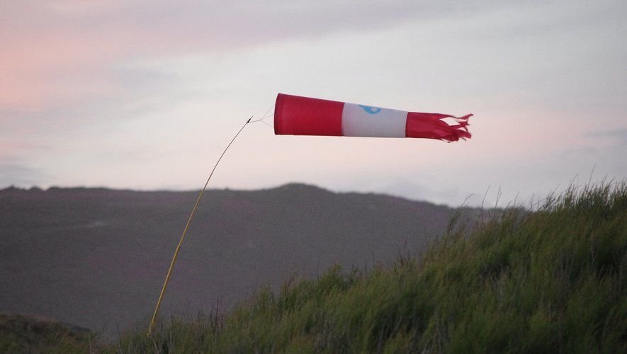 préparez-vous pour des vents puissants ce vendredi ! restez informé des conditions météorologiques et découvrez comment ces rafales pourraient impacter votre journée, ainsi que des conseils pour rester en sécurité.